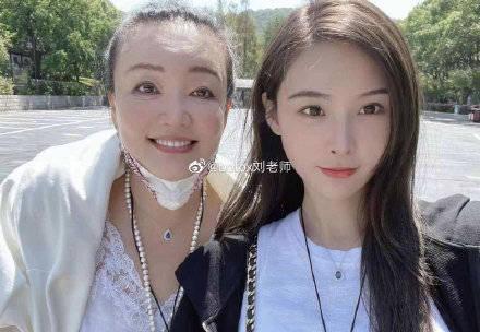 張蘭媽媽早就認識汪小菲的新歡。(翻攝微博)