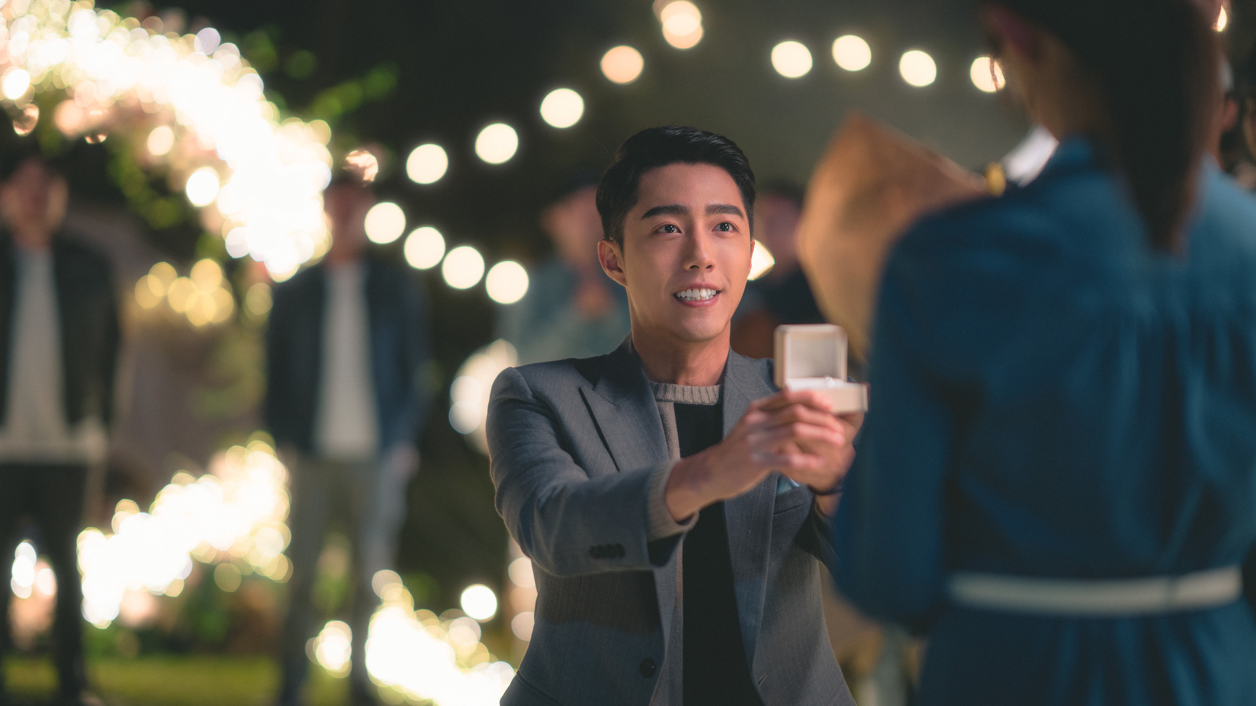 蔡凡熙在片中6度下跪向郭書瑤求婚，卻屢遭拒絕。（皮諾丘電影）