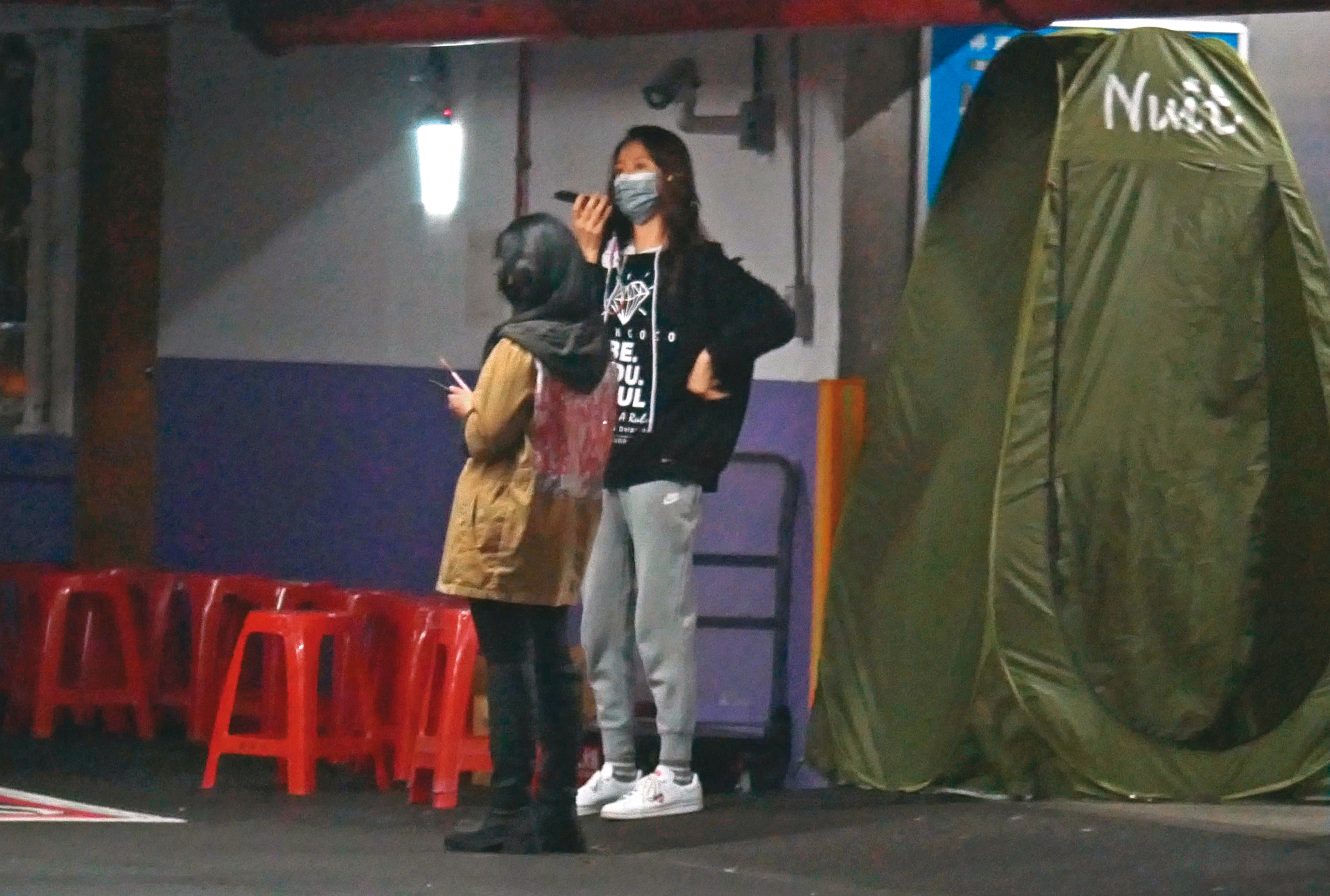 12月21日17：35，於劇組設置的更衣區旁等候時，林心如不停講著電話。