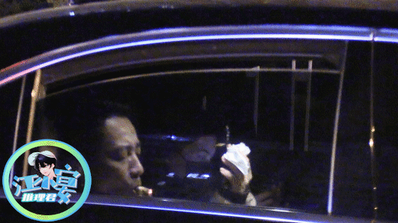 汪小菲被直擊夜攜妙齡女返家，還在車上爽抽雪茄。（翻攝自《推理君江小宴》微博）