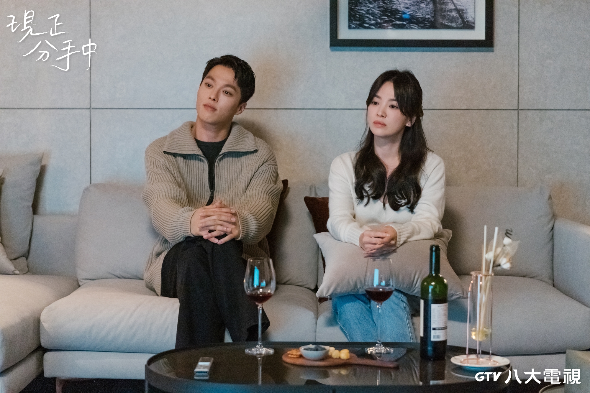 宋慧喬（右）自爆年輕照鏡子時，覺得「自己很漂亮」。（八大提供）