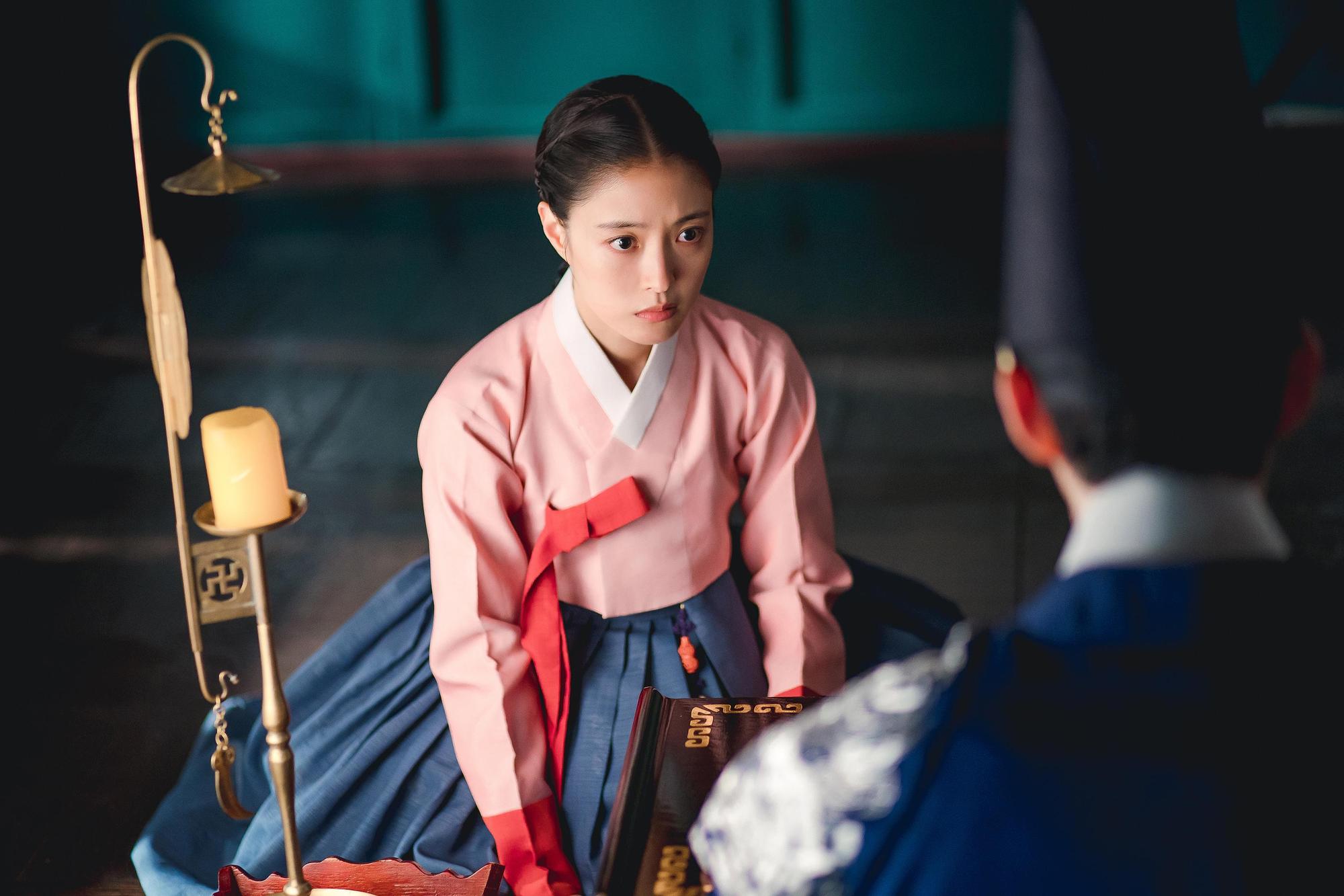 李世榮笑說以前演的角色地位很高，但這次在《衣袖紅鑲邊》無時無刻都在跪。（friDay影音提供）