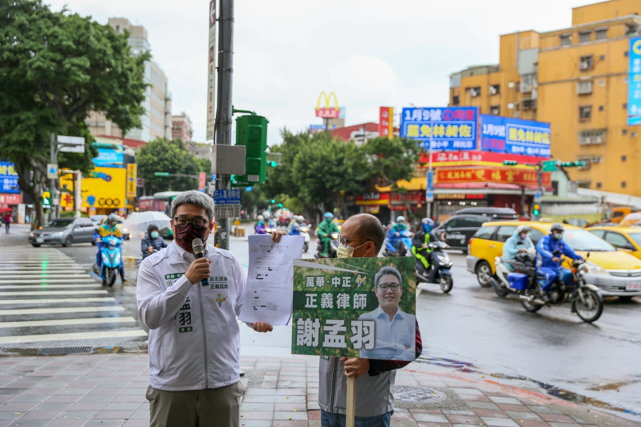 台北市議員鍾小平被律師謝孟羽指控，強占他所承租的廣告看板。（謝孟羽律師提供）