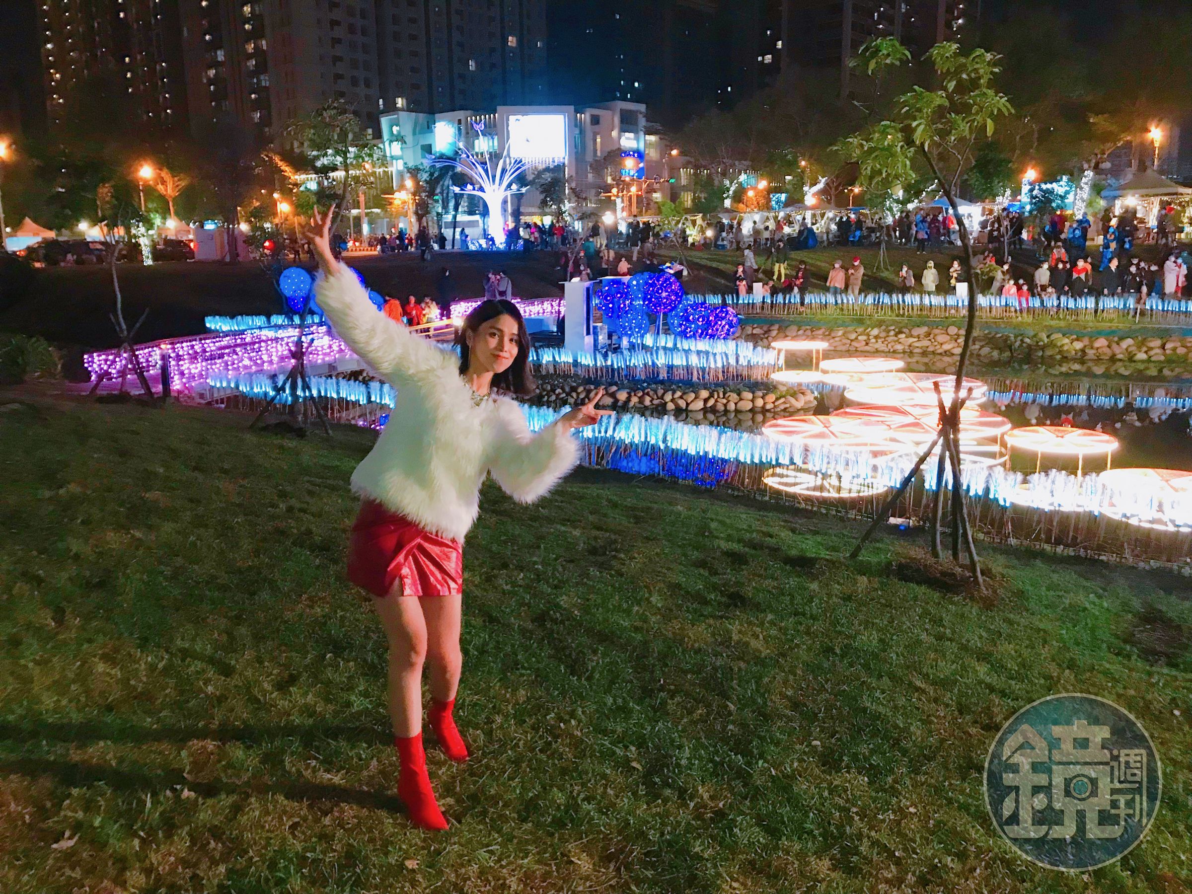 林芯儀耶誕夜在新竹參加活動，白衣紅裙符合節慶感。（解碼音樂提供）