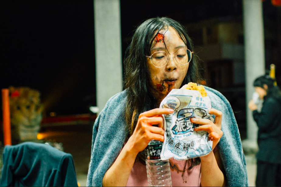 《噩兆》女主角關何在鏡頭前演出失神「漏尿」的橋段，敬業演出令現場工作人員相當佩服。（車庫提供）