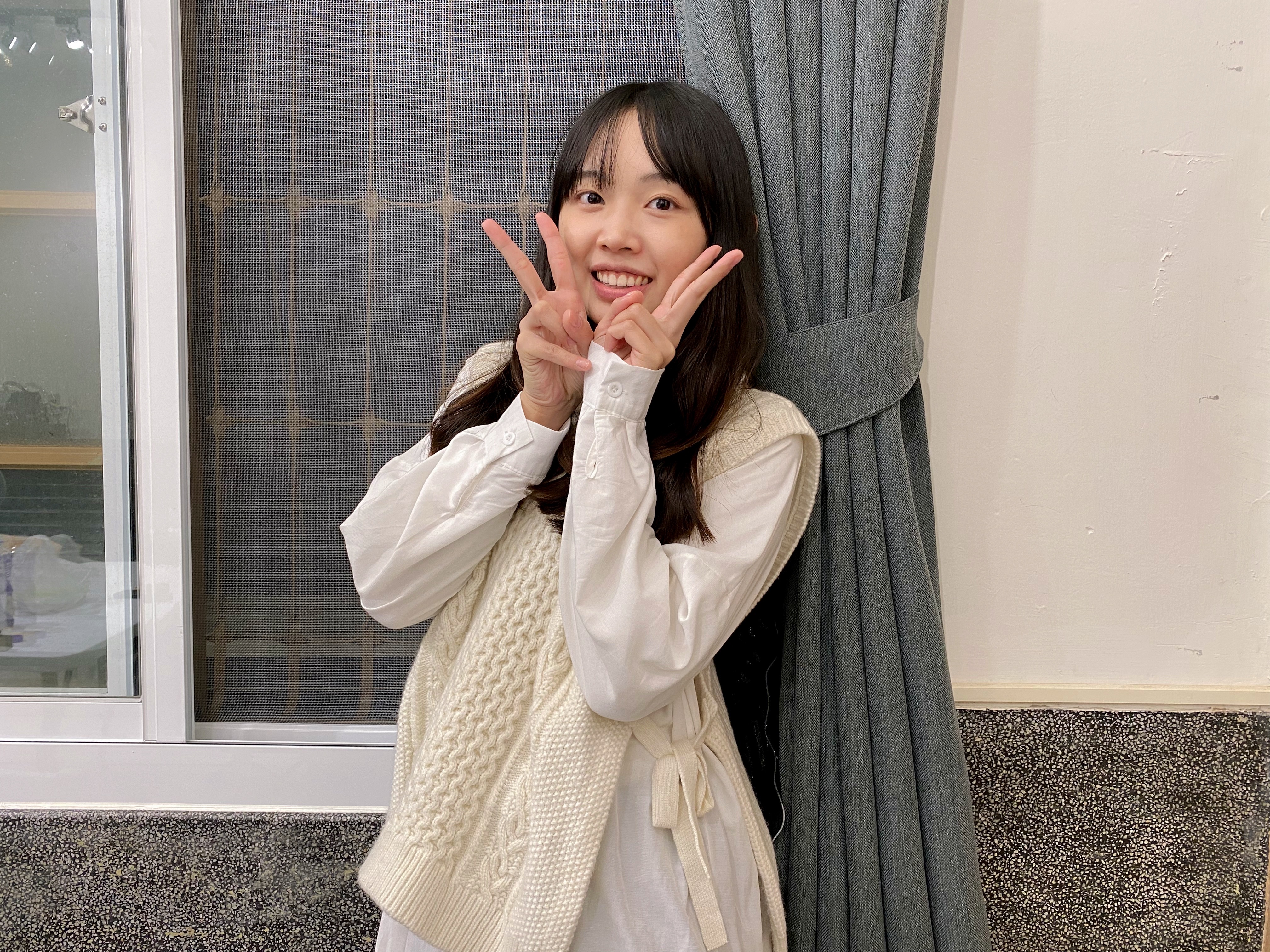 《噩兆》女主角關何在鏡頭前演出失神「漏尿」的橋段，敬業演出令現場工作人員相當佩服。（車庫提供）