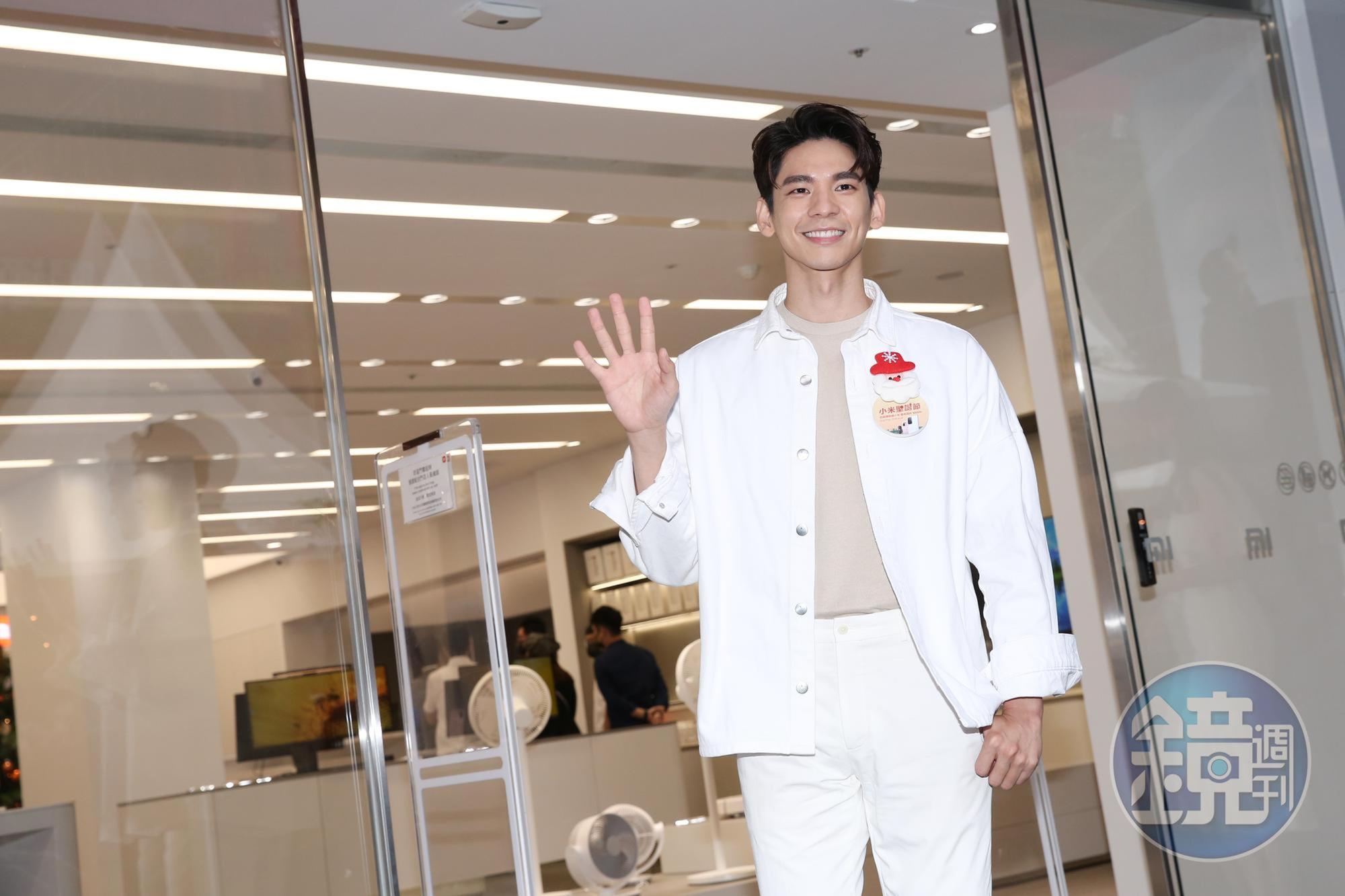 林柏宏化身小米之家一日店長,吸引許多粉絲佇足注目。