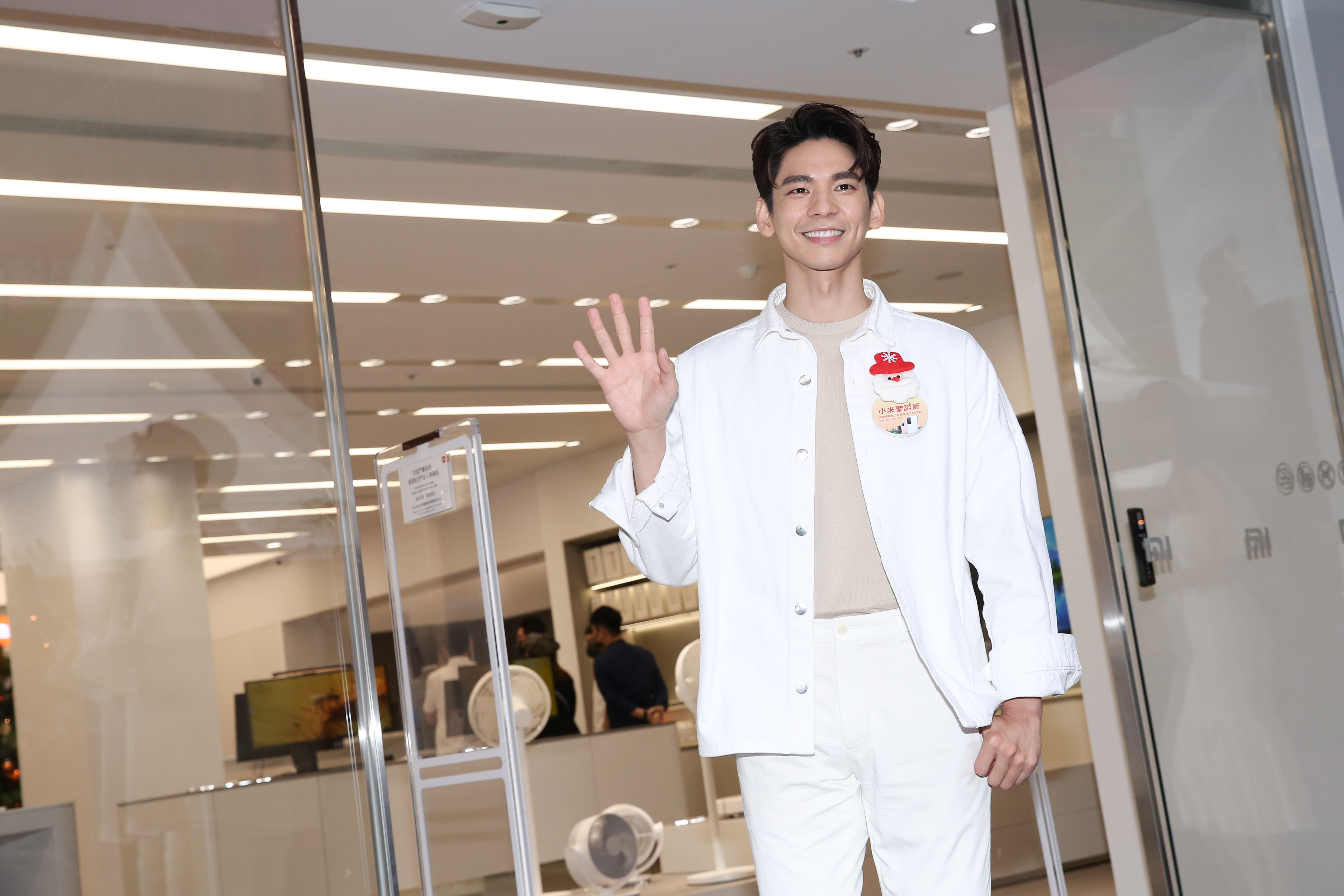 林柏宏化身小米之家一日店長，吸引許多粉絲佇足注目。