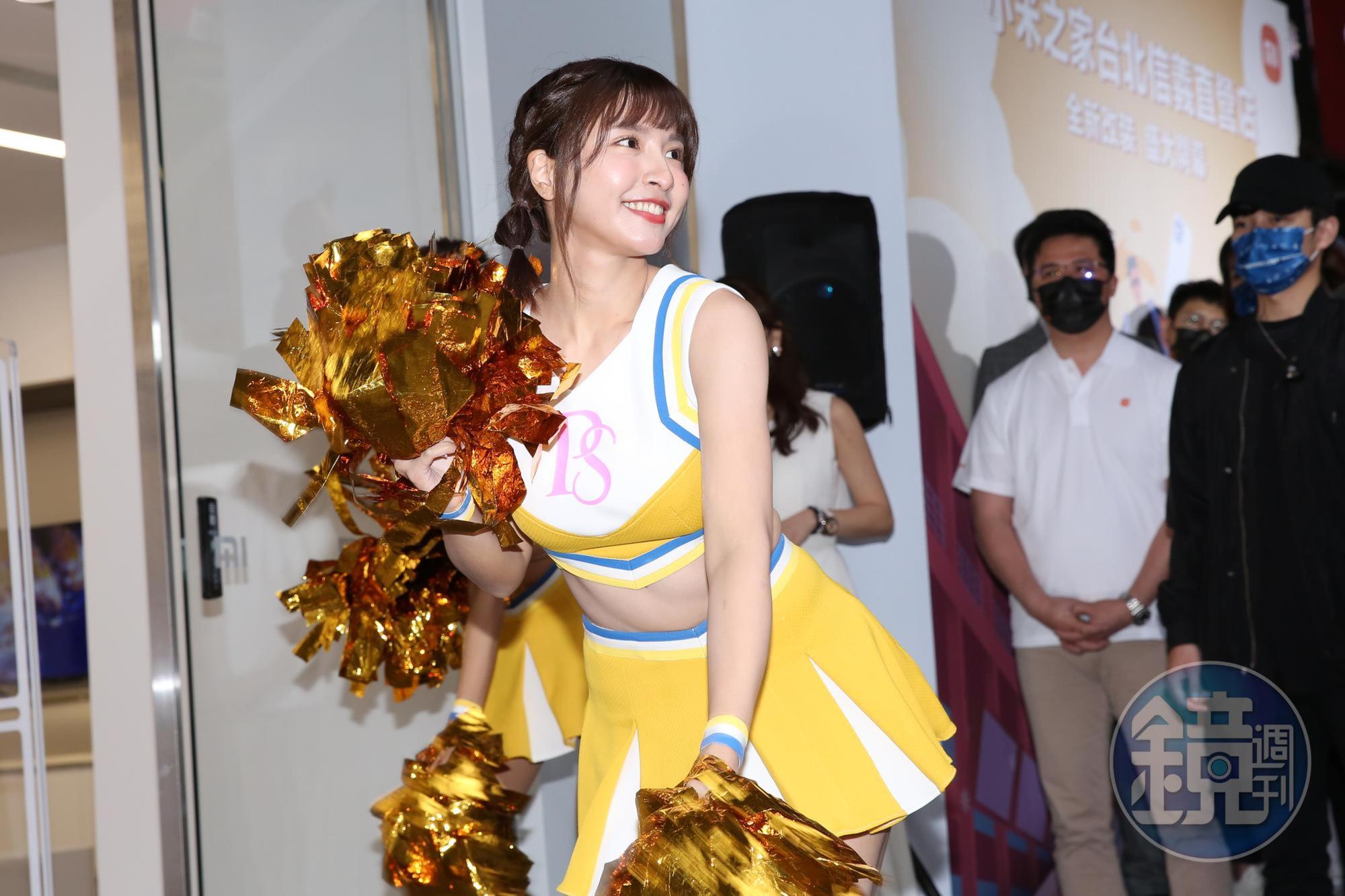 啦啦隊女神峮峮率領Passion Sisters熱力開場。