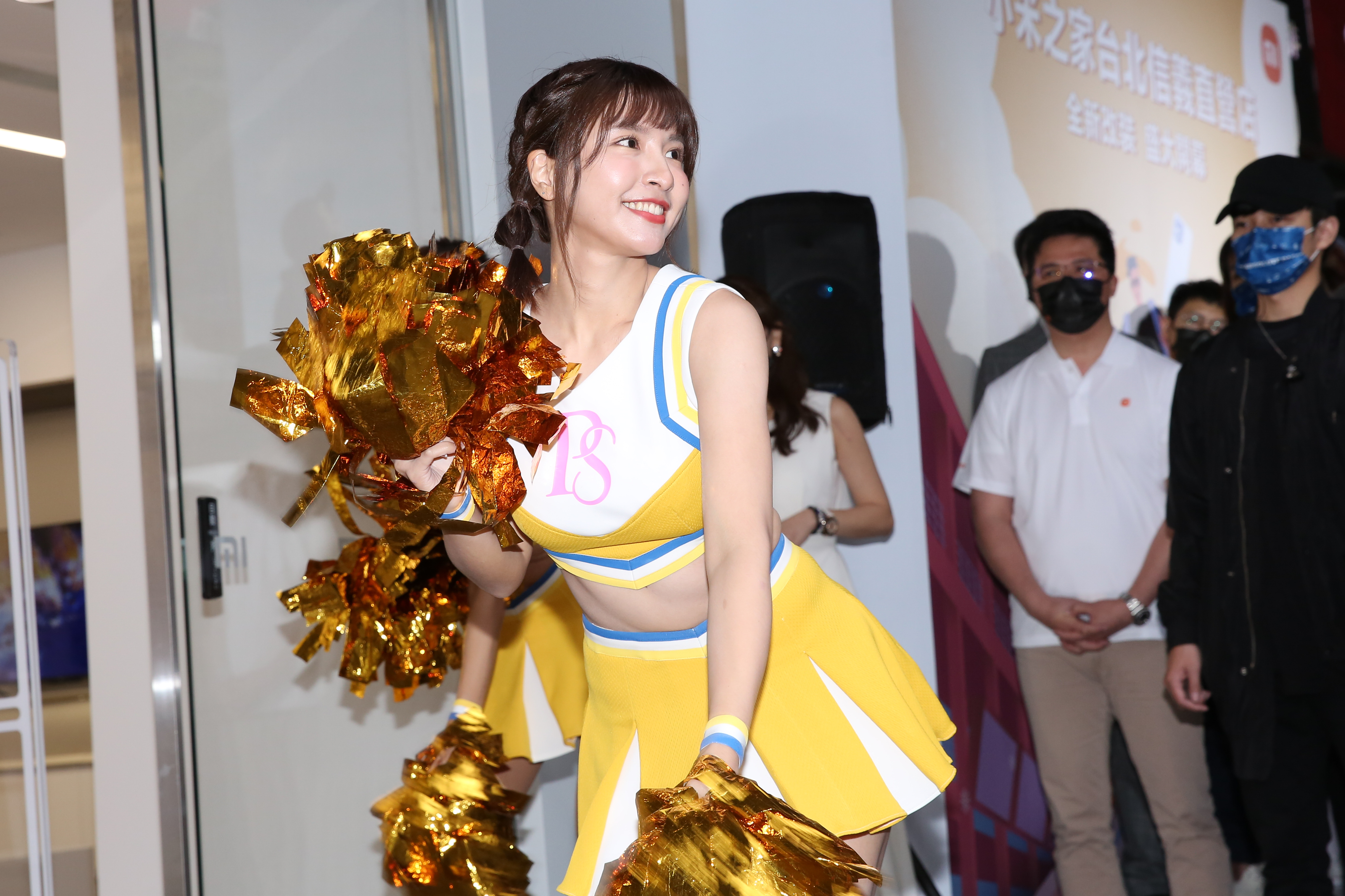 啦啦隊女神峮峮率領Passion Sisters熱力開場。