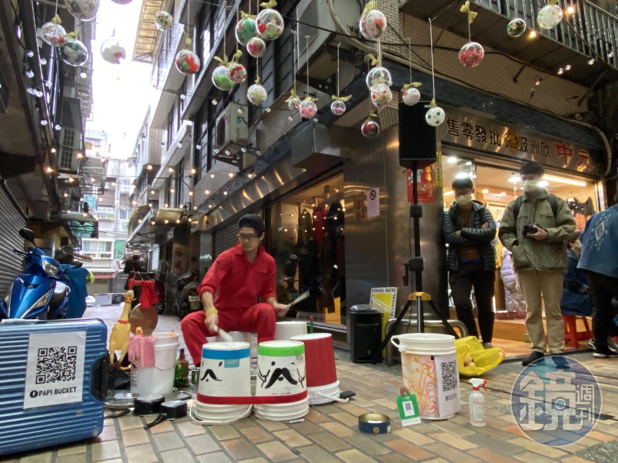 巴奇先生運用回收材質打擊樂。
