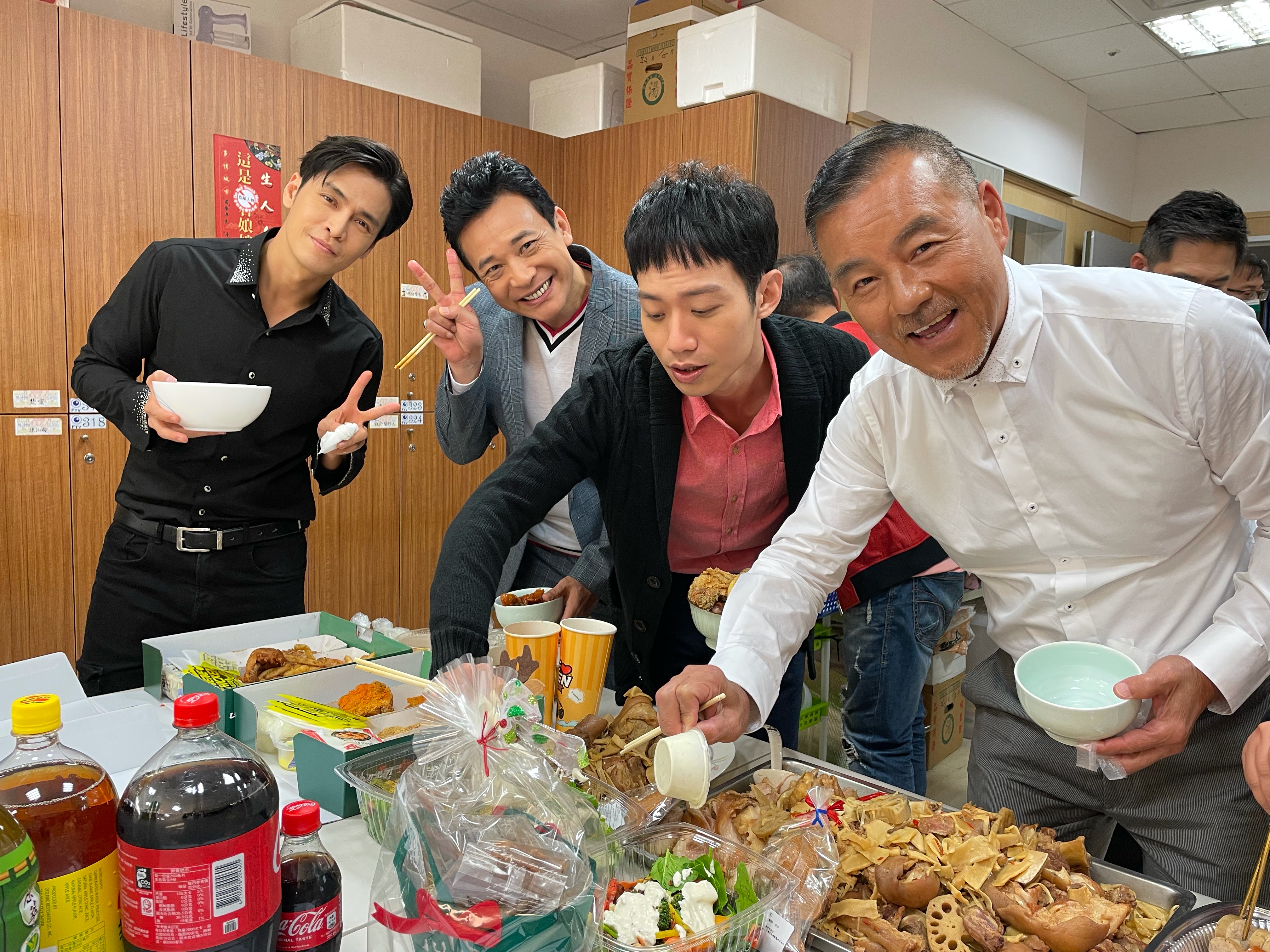 《黃金歲月》演員群王中平（左起）、Gino 、陳仙梅、傅子純開心享用聖誕大餐。（民視提供）