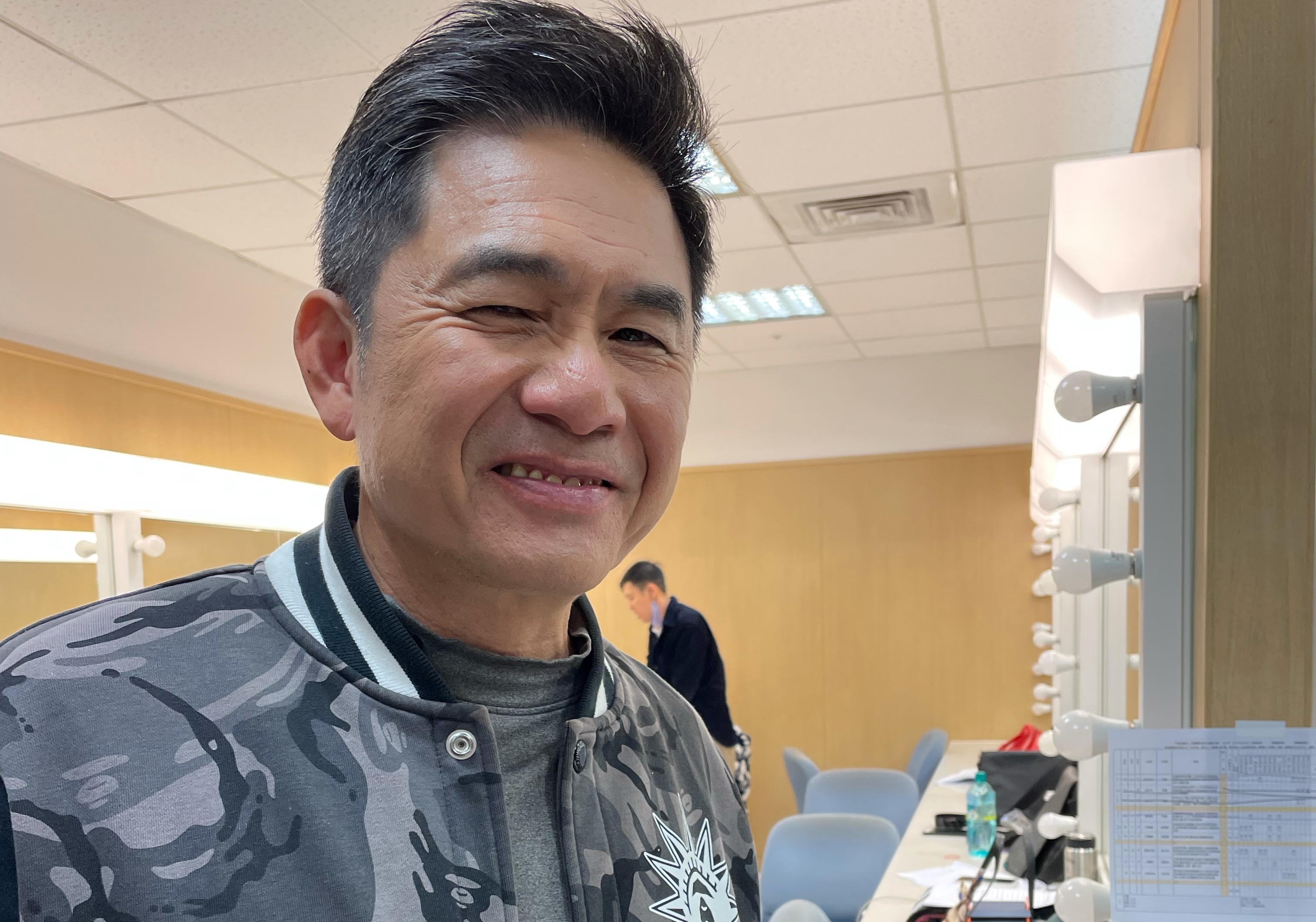 洪都拉斯笑說還好王彩樺還在拍外景，不然棚內屋頂一定會被喊到破洞。（民視提供）