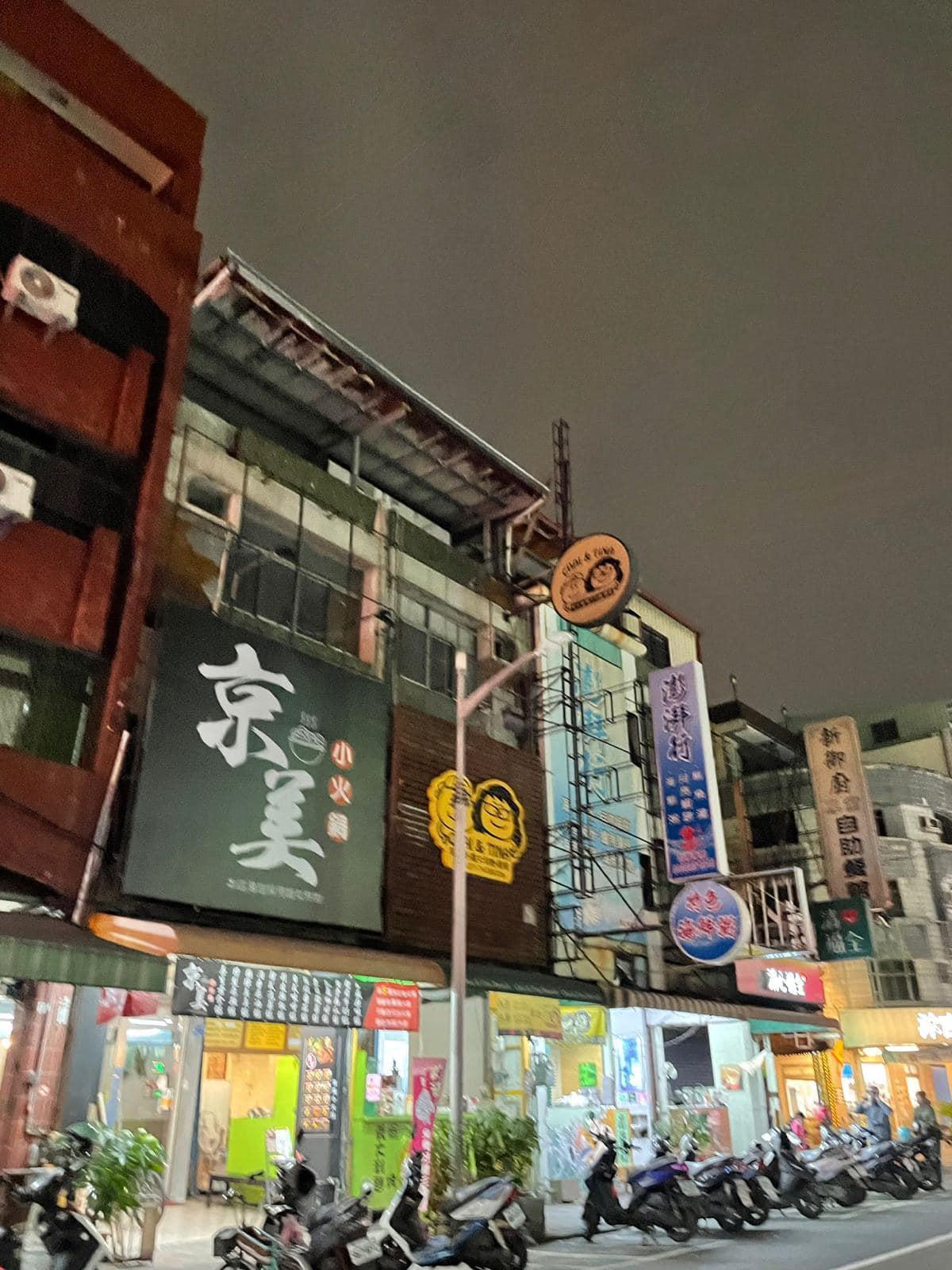 高雄市鳳山區部分路段今晚突然停電,市議員李雅靜po出停電面畫,直呼「路燈又不亮了,耶誕老公公找不到回家的路了」。(翻攝自李雅靜臉書)