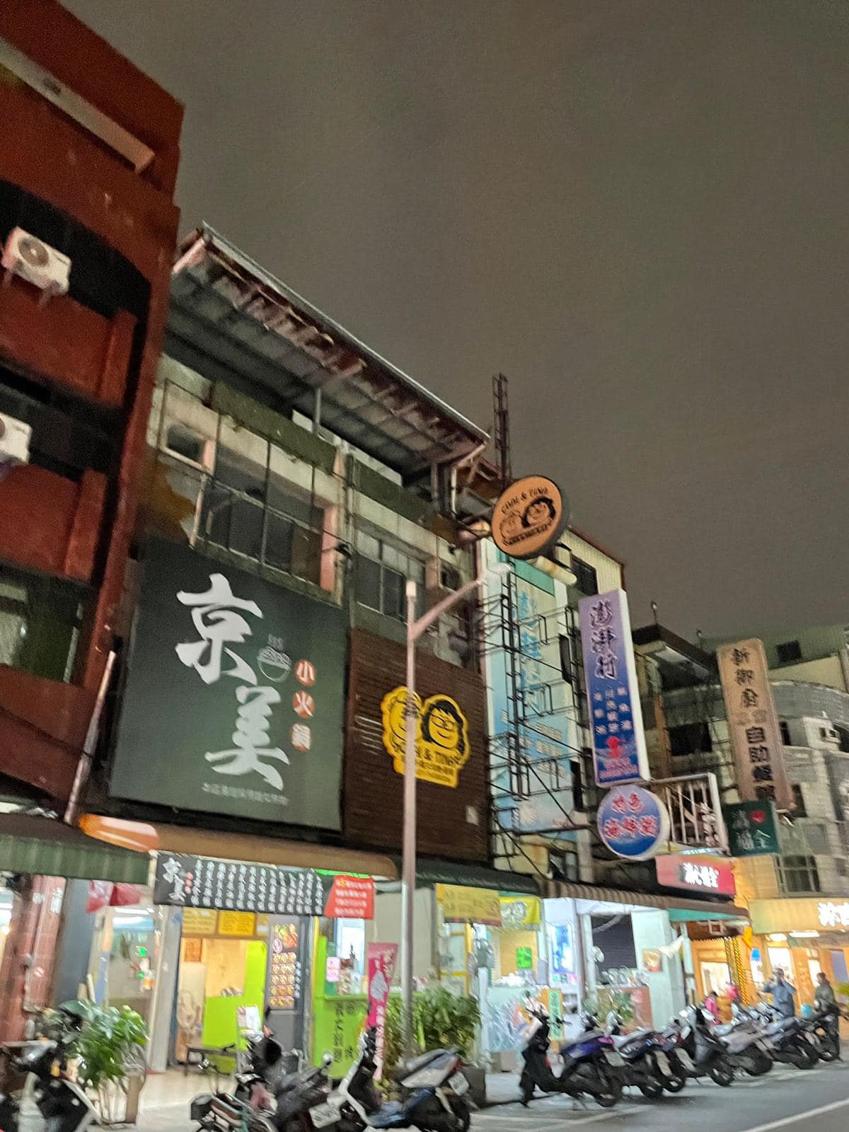 高雄市鳳山區部分路段今晚突然停電，市議員李雅靜po出停電面畫，直呼「路燈又不亮了，耶誕老公公找不到回家的路了」。（翻攝自李雅靜臉書）