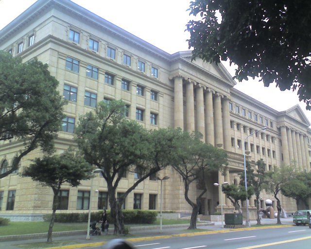 高等法院認為林妻同意多P，不代表丈夫可以私下約砲，發展男女感情，判楊女賠償30萬。（翻攝自維基百科）