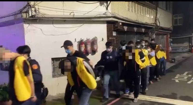 新北市陳姓女藥頭疑以賭天九牌送毒品號召，吸引毒蟲等賭咖上門，警方逮捕陳女。（翻攝畫面）