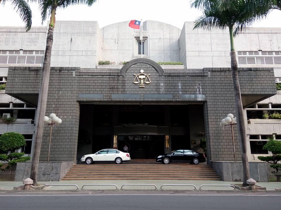 屏東地院法官認為蘇男並無侮辱公務員及妨害公務之故意，違法事證不足，判處無罪。（翻攝自法院網站）