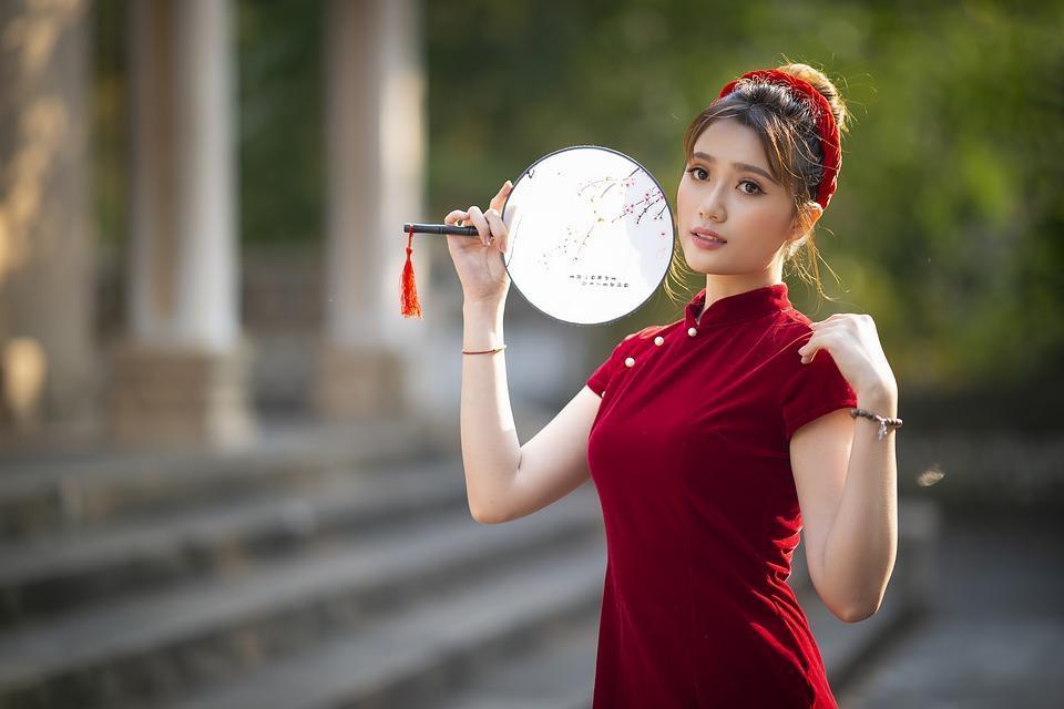 女網友不滿公司指定女同仁穿旗袍出席尾牙，還要求桌邊服務。（示意圖非當事人，Pixabay）