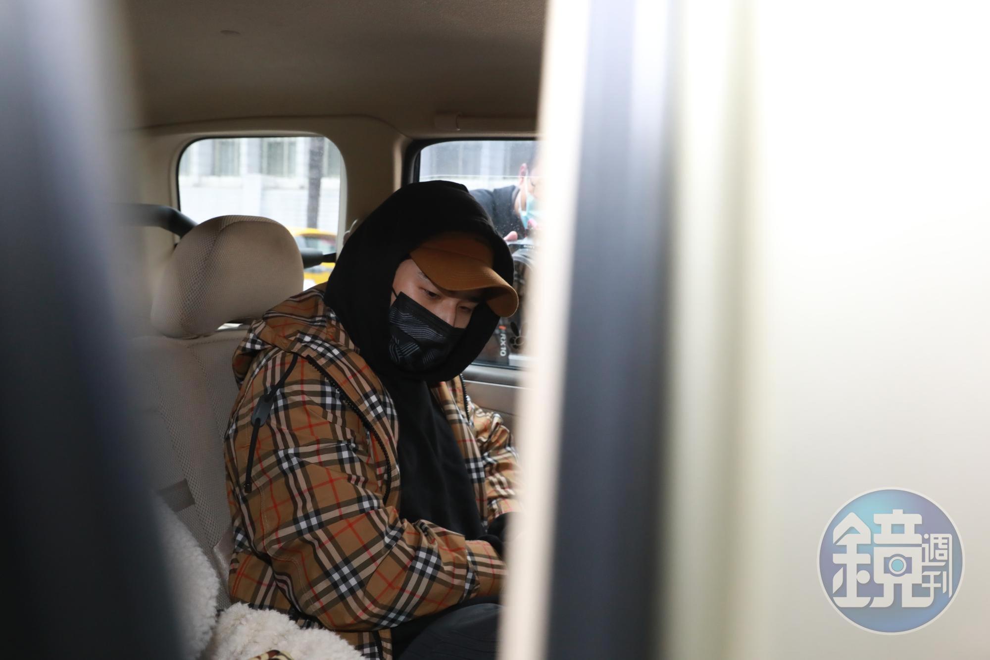 鹿希派神情落寞的坐上保母車離開。