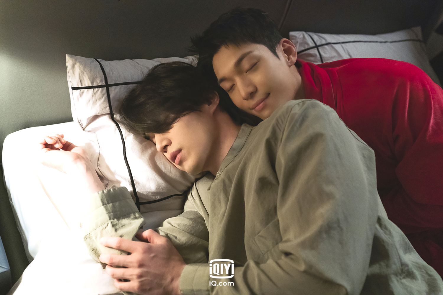 魏嘏隽像橡皮糖般對李棟旭黏緊緊。（愛奇藝國際站提供）