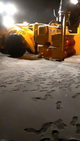 有網友於臉書曝光合歡山已派出鏟雪車。(翻攝自「合歡山系(台14、台8、台7甲)路況氣候雪況星況分享」臉書)
