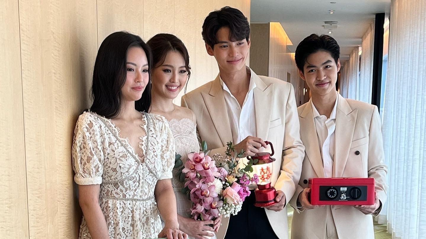 Win(右二)的二姐(左二)結婚,他們一家四姊弟合影。(翻攝Win姊姊的IG)