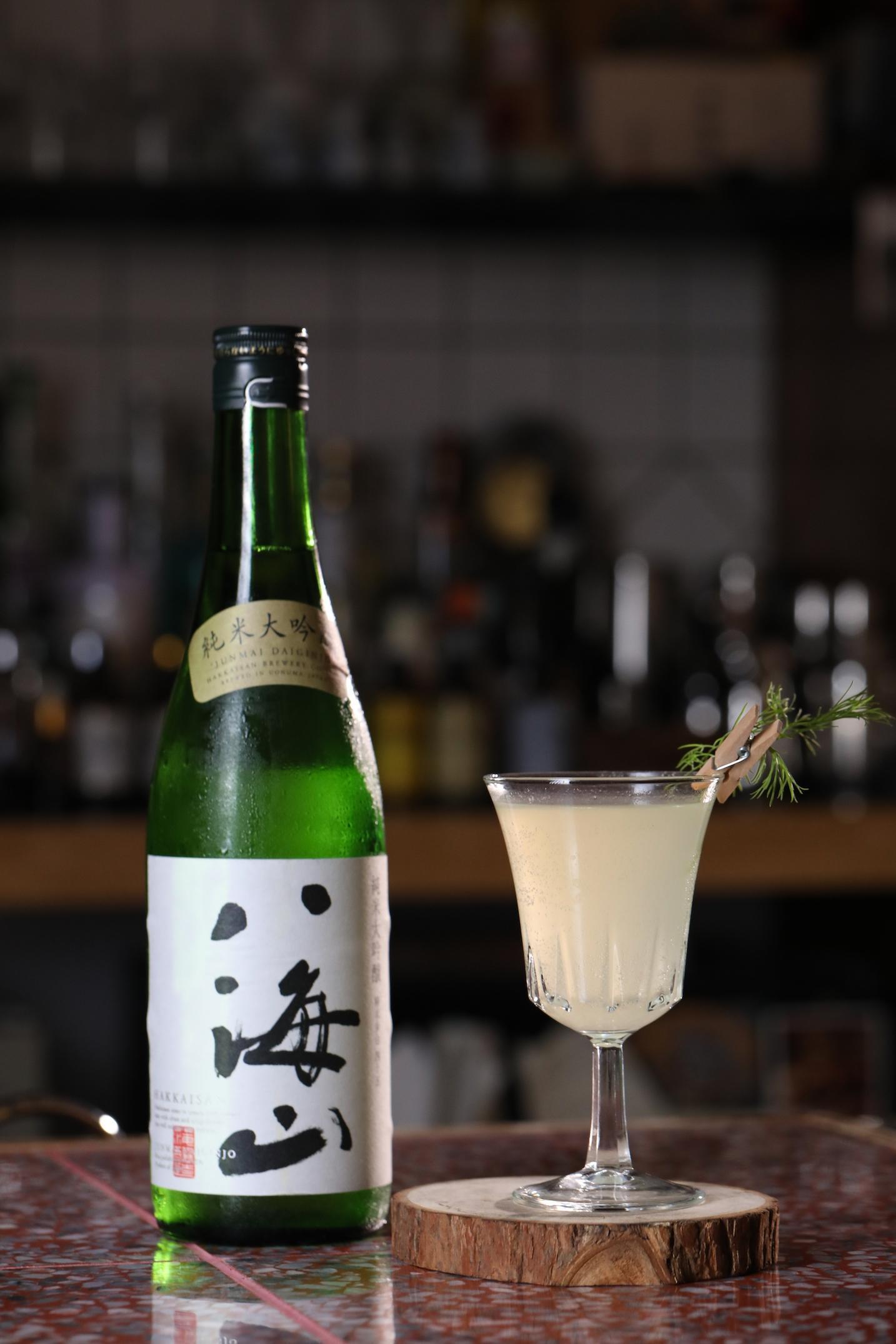 八海山專屬調酒「青露-純米大吟釀」帶有辛嗆又清新的草本氣息。（400元／杯，1,000元／套，八海山提供）