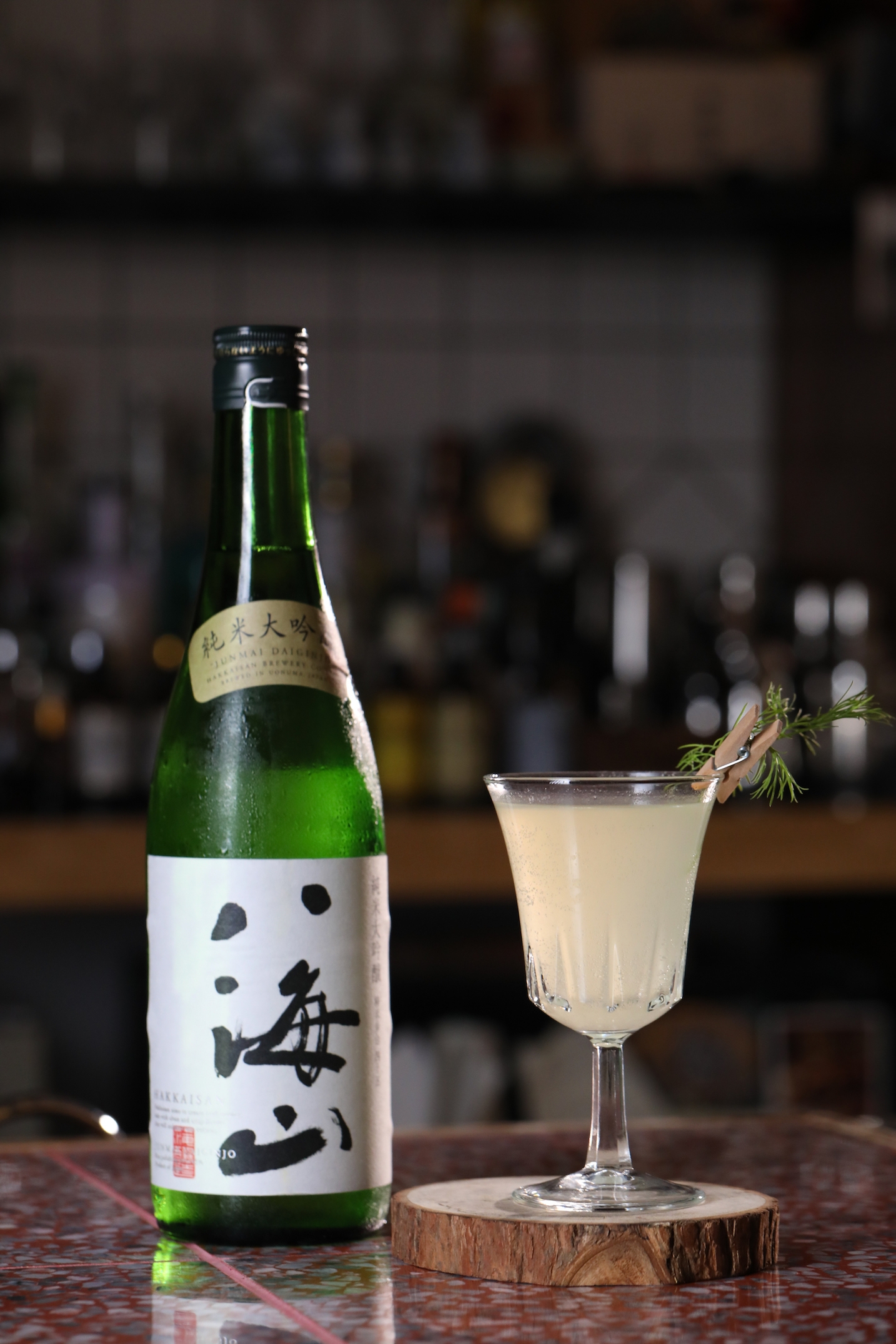 八海山專屬調酒「青露-純米大吟釀」帶有辛嗆又清新的草本氣息。(400元/杯,1,000元/套,八海山提供)