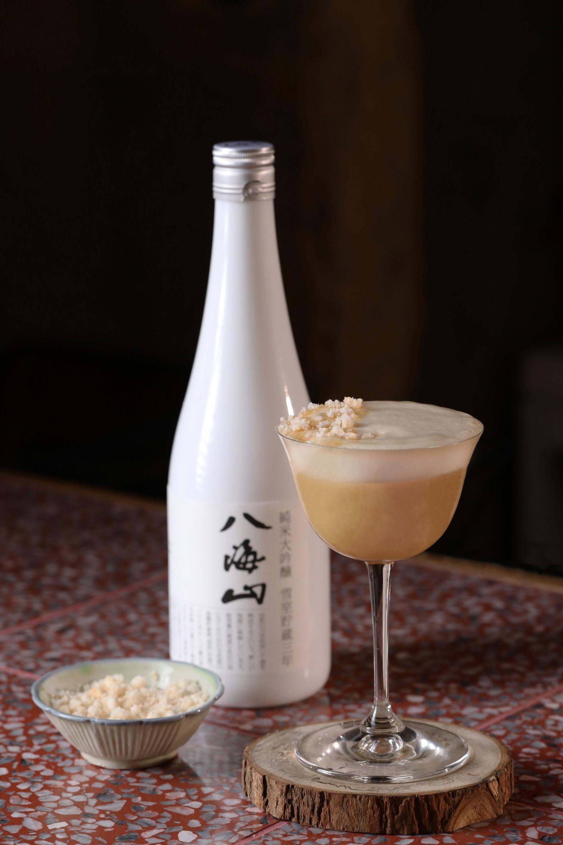 八海山專屬調酒「雪漫漫-雪室貯藏3年純米大吟釀」的干貝與牛蒡鹹香更帶出吟釀的米香。（400元／杯，1,000元／套，八海山提供）