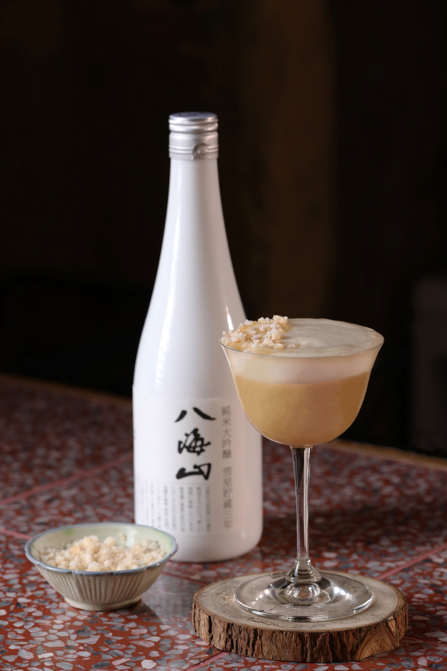 八海山專屬調酒「雪漫漫-雪室貯藏3年純米大吟釀」的干貝與牛蒡鹹香更帶出吟釀的米香。(400元/杯,1,000元/套,八海山提供)