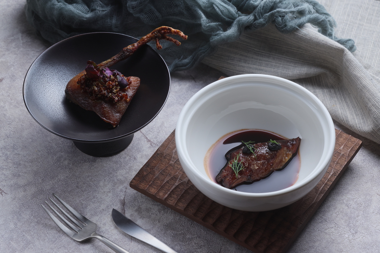 同時呈現火烤及酥炸的「乳鴿兩吃」，肉質鮮滑。（4,000元套餐菜色）