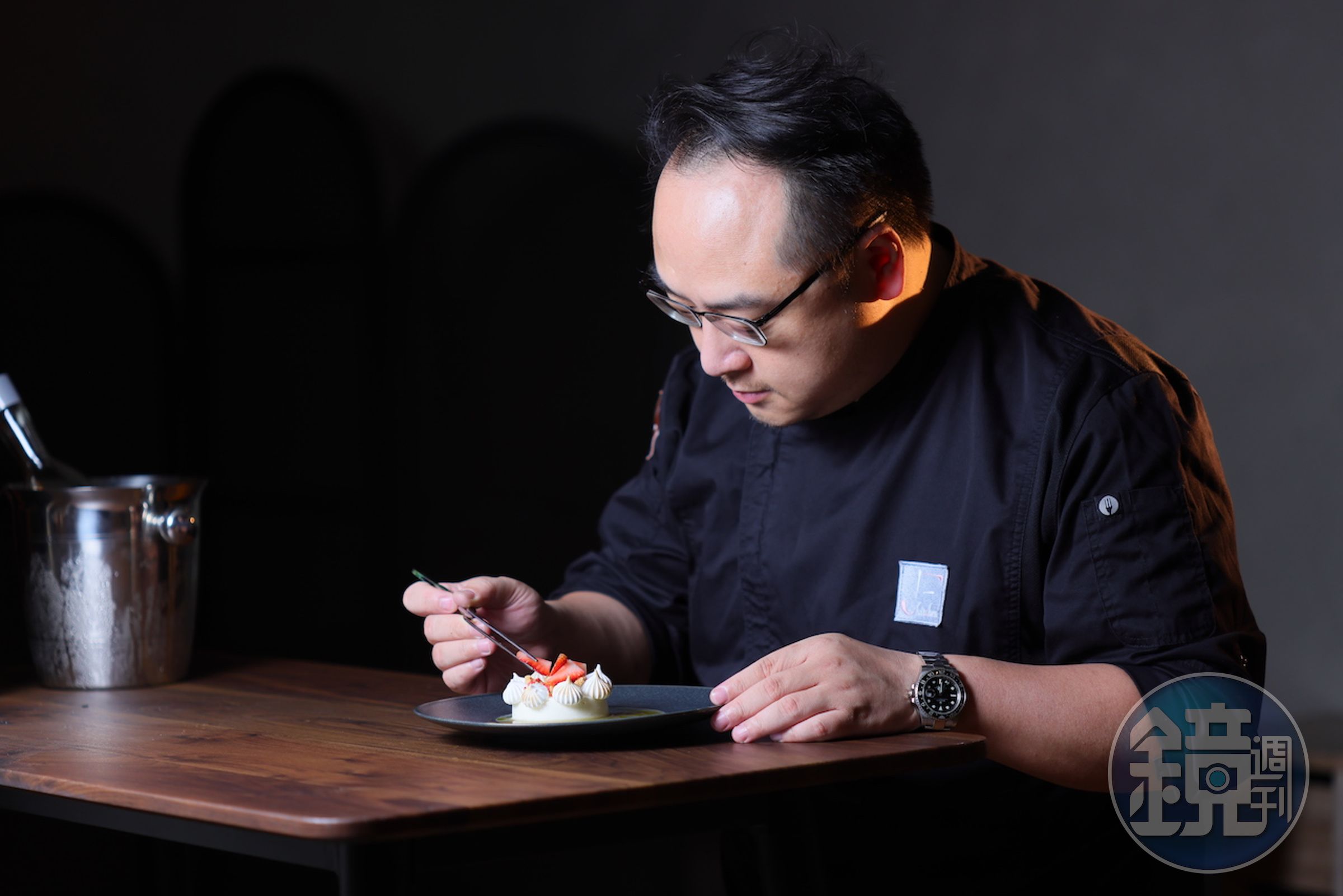 主廚黃耀徵（Jimmy）鑽研經典食譜、再創全新菜色。