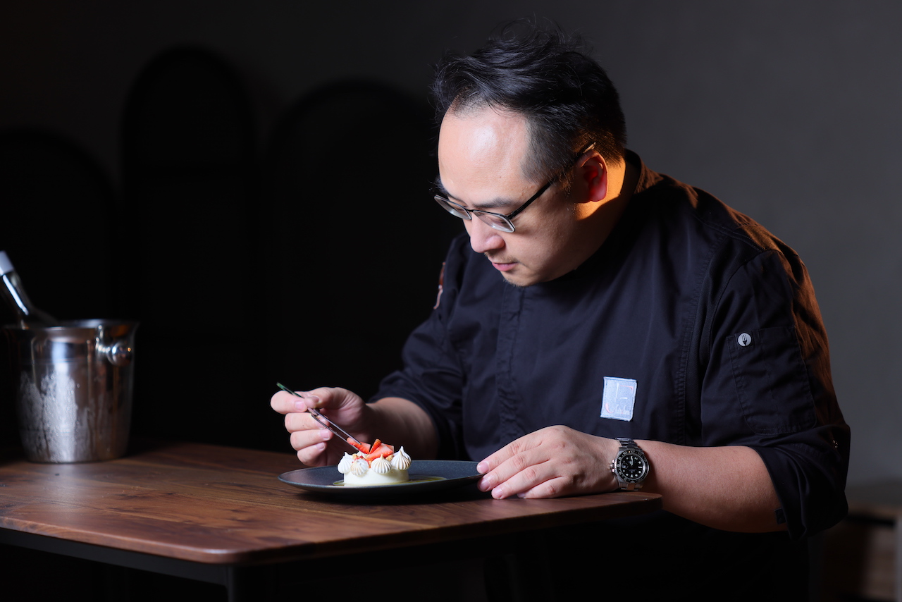 主廚黃耀徵（Jimmy）鑽研經典食譜、再創全新菜色。