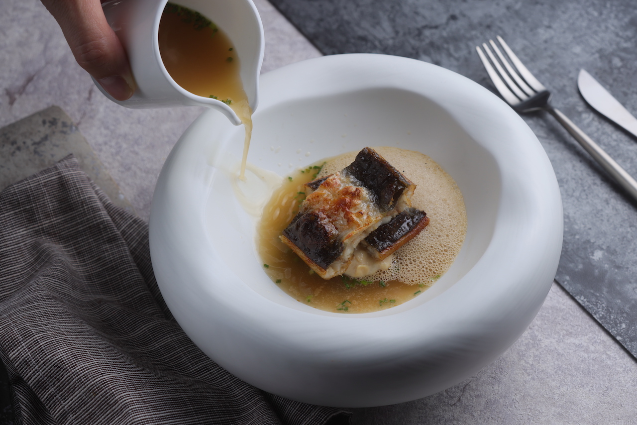 風味肥美的「鰻魚、米、發酵蘑菇」，佐汁鮮中帶酸。（3,500元套餐菜色）