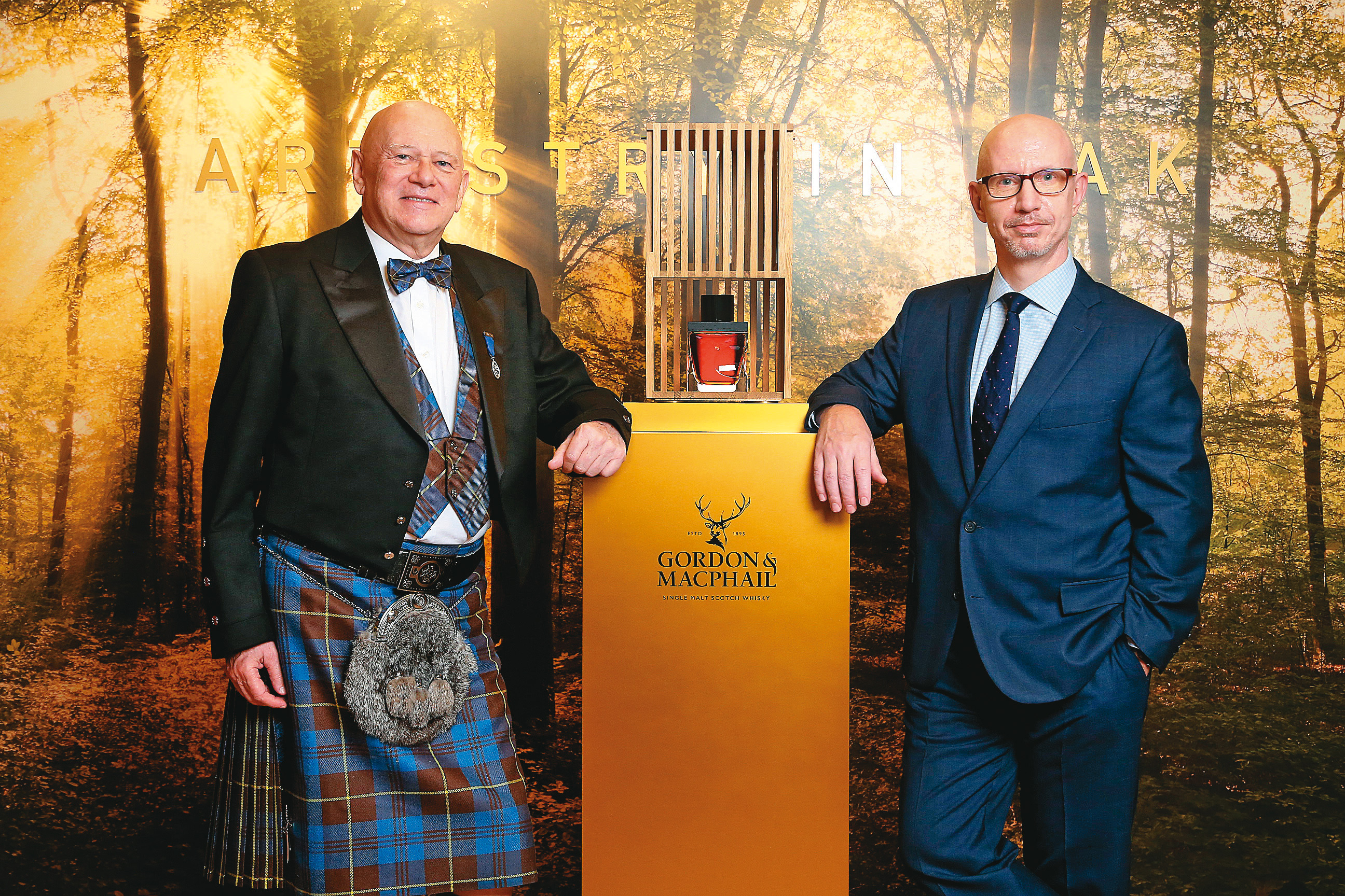 廷漢董事長柯廷漢（左）及執行長Steven Parker（右）與史上最高裝瓶年分威士忌，獨立裝瓶廠高登麥克菲爾（Gordon & MacPhail）世代系列的格蘭利威酒廠80年。