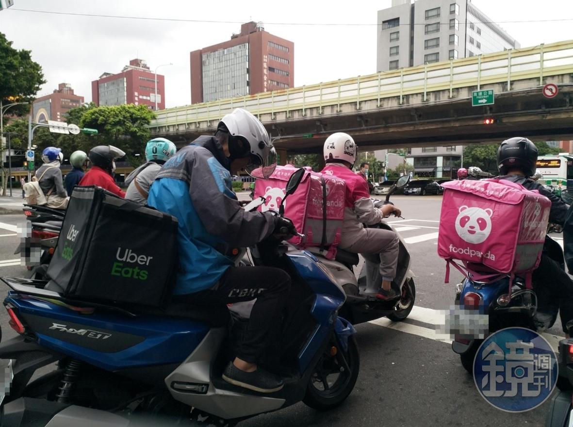 有網友自述，上樓送餐期間，夾單的餐點遭其他人偷走；示意圖。（本刊資料照）