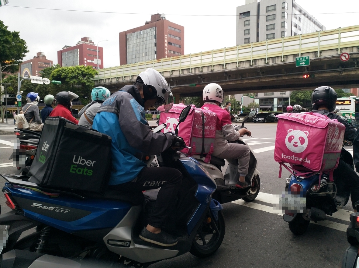 有網友自述，上樓送餐期間，夾單的餐點遭其他人偷走；示意圖。（本刊資料照）