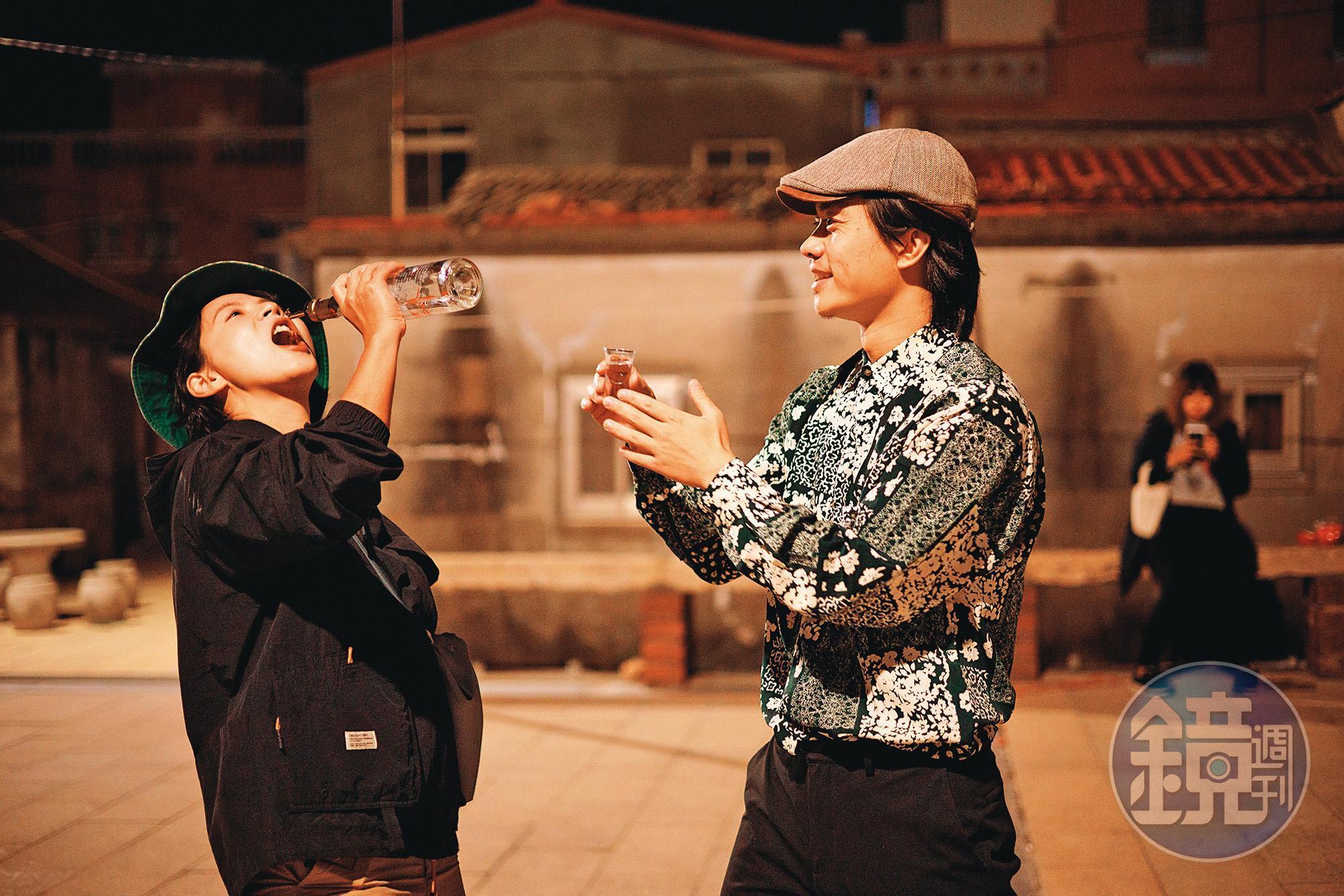 夜晚由在地人引領遊客如何品味高粱，是很難忘的經驗。