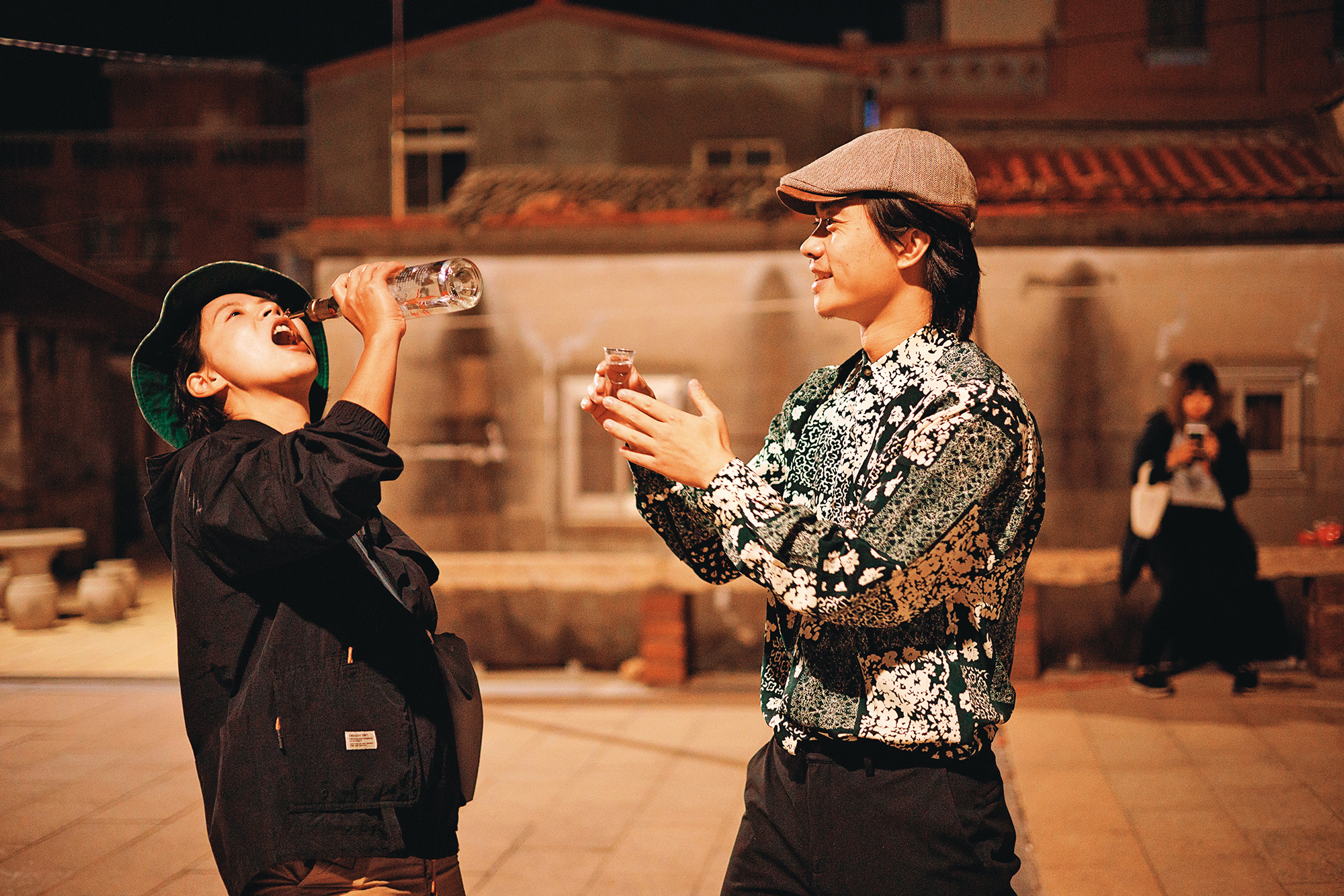 夜晚由在地人引領遊客如何品味高粱,是很難忘的經驗。