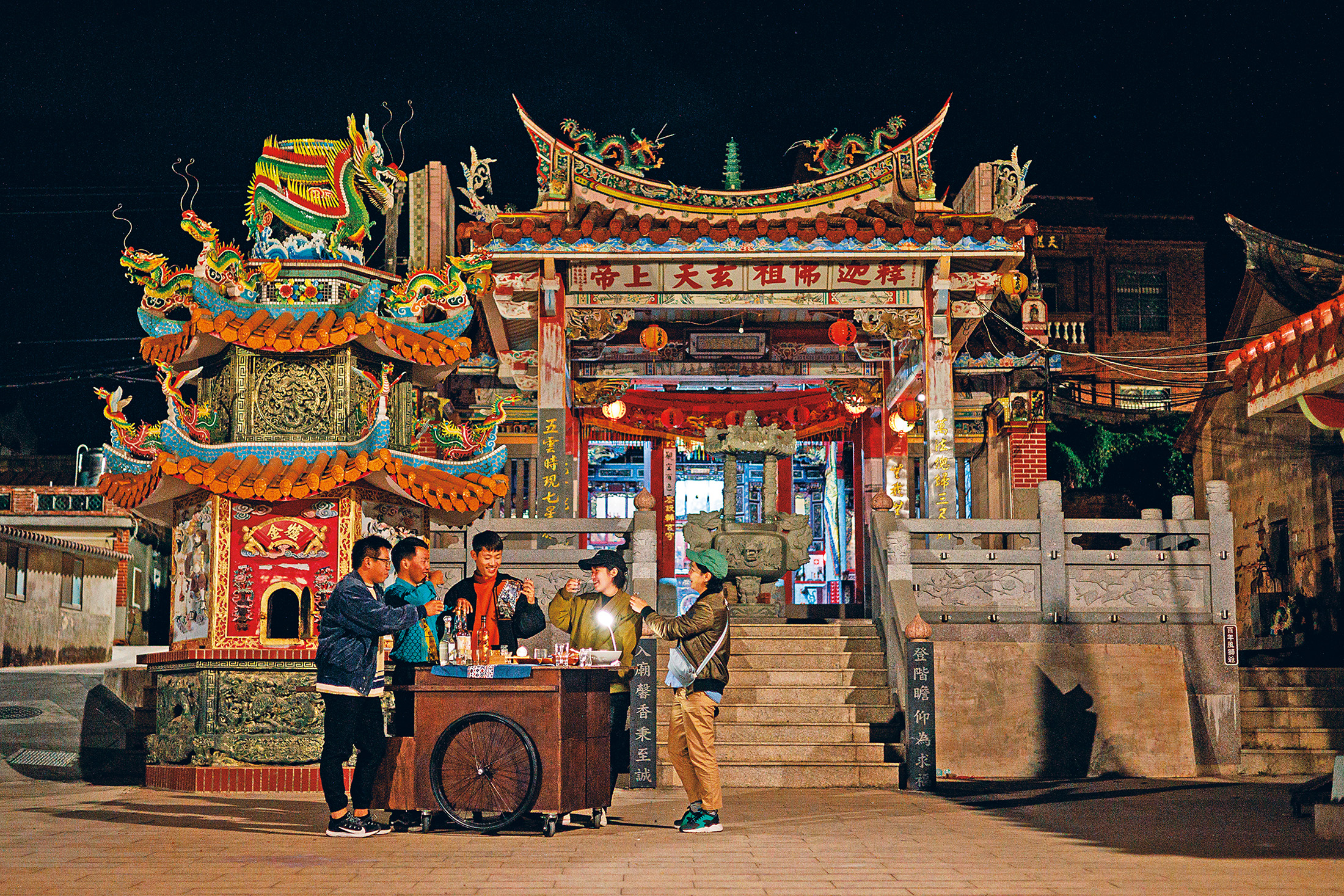 行動酒吧會帶著遊客從冰菓室走進西方社區，跟當地人喝一杯，聽聽他們的故事。