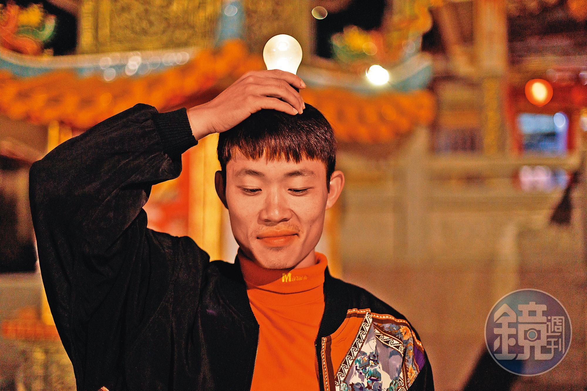 在走入社區前，工作人員會為每位遊客設定軍管時期角色，透過與村民互動，感受軍管時代獨特的歷史背景與文化。