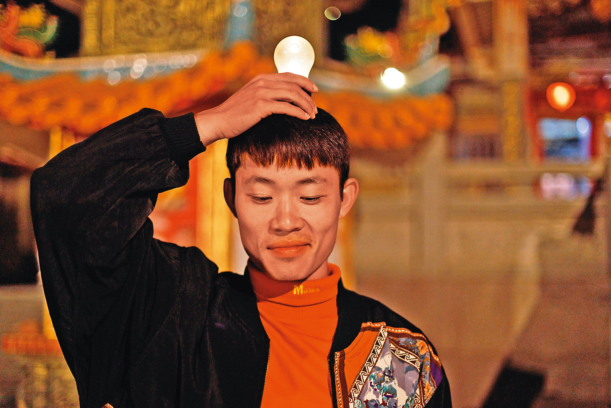 在走入社區前,工作人員會為每位遊客設定軍管時期角色,透過與村民互動,感受軍管時代獨特的歷史背景與文化。