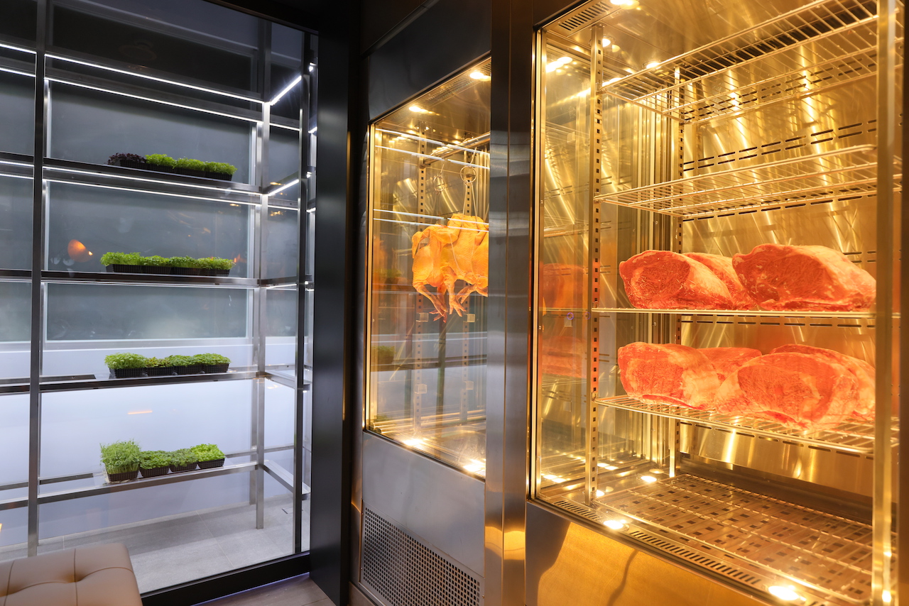 食驗室規劃有熟成冰箱、微型植物生長室，主廚蔡元善想要創造個性化的食材風味。
