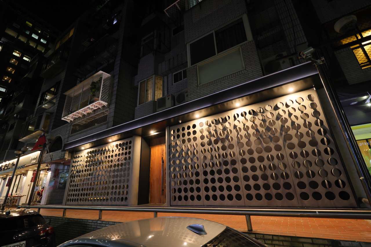 外觀的混凝土壁面上交錯鏤空小圓窗，外表隱密、內部透光。