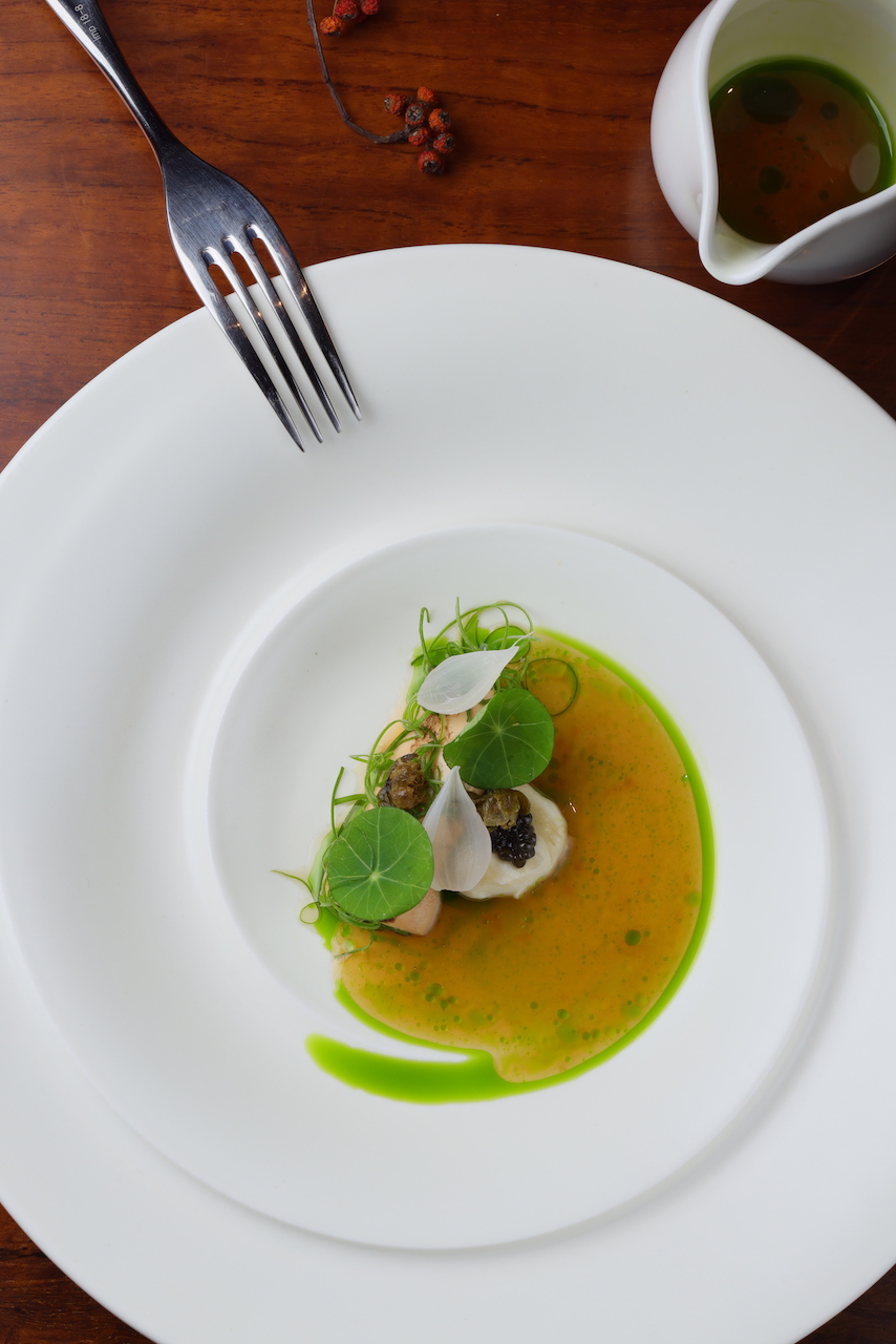「魚子醬 豆腐 菜芯 」交疊鮮鹹海味。（2,280元套餐菜色）