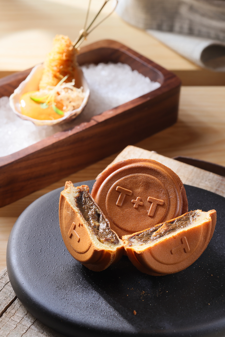 招牌菜「松露 鴨肝 車輪餅」（前）已進化餅皮略脆的3.0版本；「生蠔 麵線 蒜泥」（後）靈感來自台式小吃蚵仔麵線。（皆2,280元套餐菜色）