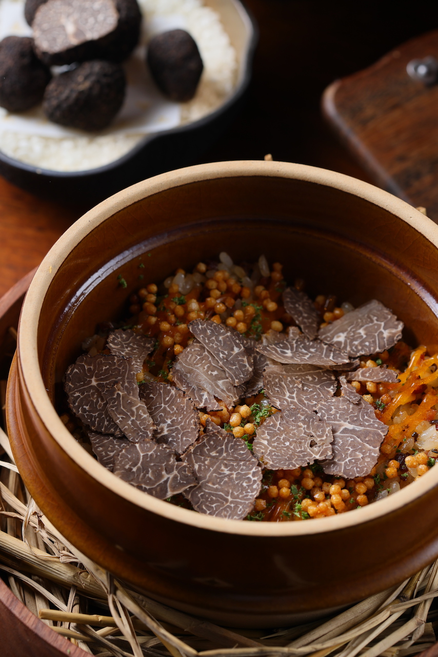 「臘腸 松露 越光米 」顛覆煲仔飯醬濃味重的印象，灑上米果，增添脆口感，童趣十足。 （2,280元套餐菜色）