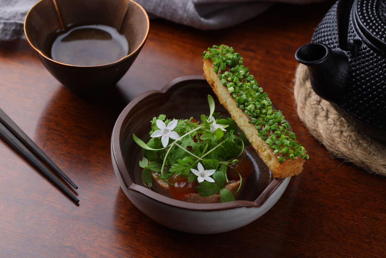 大玩新加坡肉骨茶風味的「伊比利豬 胡椒 藥材 」，醇厚辛香。（2,280元套餐菜色）