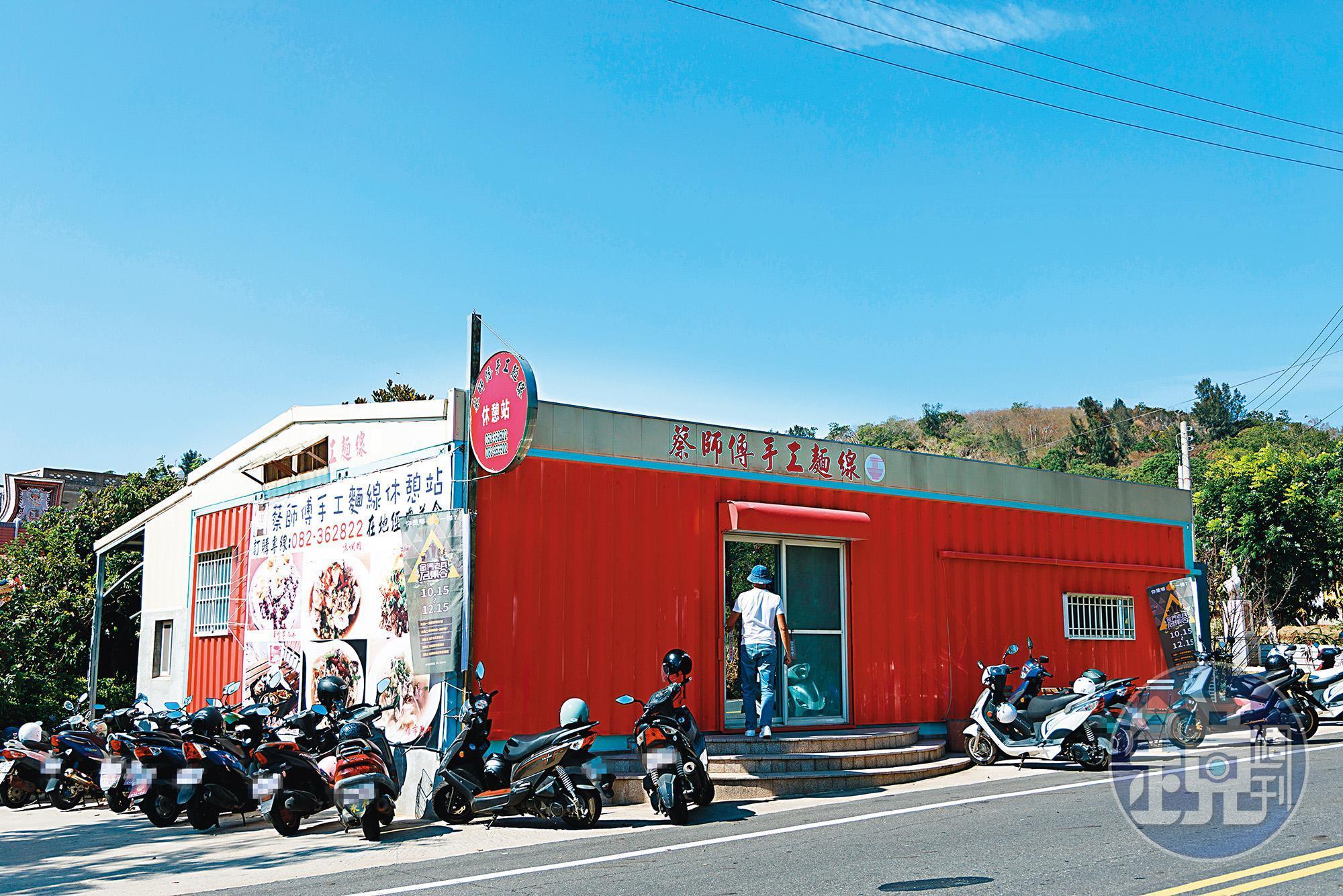 「蔡師傅手工麵線」最早從伴手禮店起家。